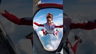 Le frisson ultime  Cette parachutiste sourit à ladrénaline en plein ciel – Impressionnant [upl. by Romilly263]