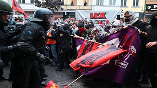 Zamieszki na wiecu w Berlinie Protestujący rzucają kamieniami w stronę policji [upl. by Eb405]