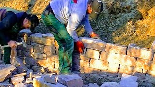 TROCKENMAUER BAUEN NATURSTEIN GARTENMAUER HERSTELLEN Profi Anleitung Tipps Porphyr selber setzen [upl. by Lessig]