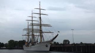 Segelschulschiff GORCH FOCK in Kiel zur Kieler Woche 2015  Nahe Vorbeifahrt [upl. by Doley]