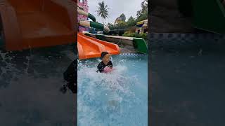 anak umur 5 tahun berani main seluncur tinggi di waterpark shorts asr28 waterpark berenangciawi [upl. by Ravens]