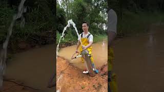 Este hombre inventó una máquina que puede limpiar el agua 👏 [upl. by Oretos]