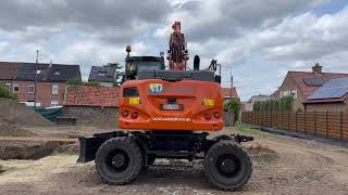 Nieuwe compacte Hitachi ZX135W7 2P voor bouwbedrijf Van Damme uit Oostakker [upl. by Asirap869]