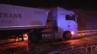 Bischofswerda  LKW blockiert Bundesstraße [upl. by Eatnoj]