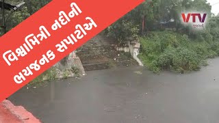 Vadodara Rain વડોદરામાં ધોધમાર વરસાદના કારણે વિશ્વામિત્રી નદી બેકાંઠે વહેતી થઈ  VTV Gujarati [upl. by Hpejsoj]