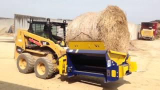 DE225  Dérouleuse à balles rondes sur mini chargeur Bobcat  CAT [upl. by Spiegelman]