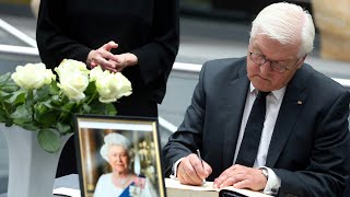 Steinmeier trägt sich in Kondolenzbuch für verstorbene Queen ein  AFP [upl. by Llemmart]