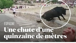 Un taureau se précipite dans le vide lors dune fête en Espagne [upl. by Notsirb494]