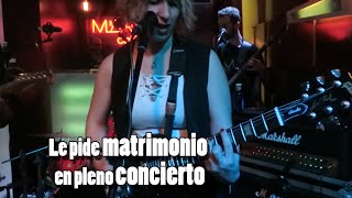 Le pide matrimonio en pleno concierto [upl. by Feldstein]