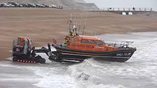 Rough weather launch of the Hastings Lifeboat [upl. by Wittie984]