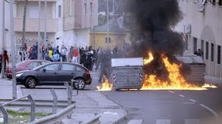 Video Decenas de personas en Melilla se enfrentan a la Policía [upl. by Nereids]