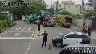 林口拖板車載運吊車過彎滑落 吊臂迴旋重擊路旁垃圾車 [upl. by Atnuahsal]