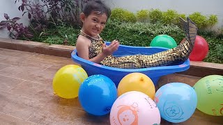 Ratu mermaid berenang bersama puluhan balon karakter sum sum Mickey  Mermaid quen swimming [upl. by Alesig]