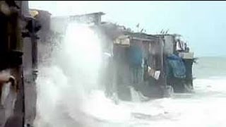 Houses in Mumbai where sea waves splash as far as into the living rooms [upl. by Nihhi]