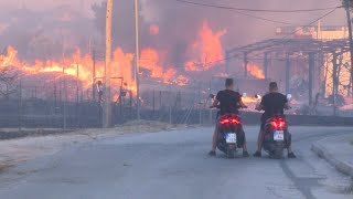 Grèce  les habitants fuient les incendies quothors de contrôlequot autour dAthènes  AFP [upl. by Nossila]