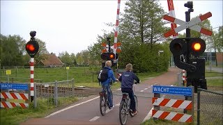 Spoorwegovergang Aalten  Dutch railroad crossing [upl. by Doak]