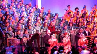 Marlee Matlin Narrates Candlelight Processional at Epcot quotCome and Worshipquot Song by Choir [upl. by Nauhs337]